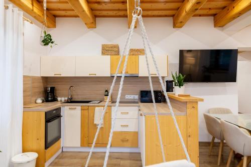 Iekārtas, Slow Mountain Family Base - Spacious 2BR Apartment, 2 Bath, Sleeps 8 with Mountain View and Backyard in Ļiptovska Kokava