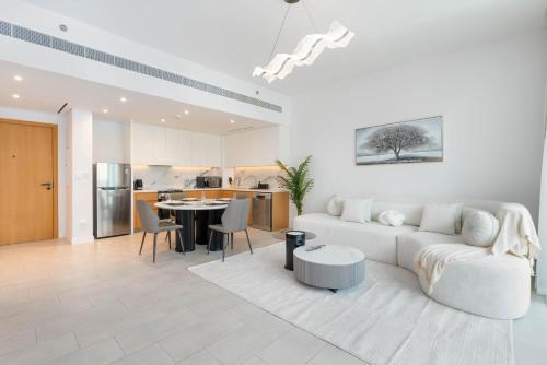 Ahlan HH - Luxurious 1BR Suite at La Vie - Free Private Beach Access, Дубай (фото 2)