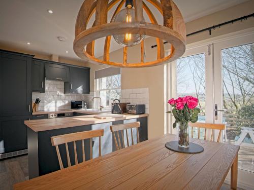 廚房, Beautiful Cottage in Historical Robert Burns Farm - Pass the Keys in 爾德吉斯
