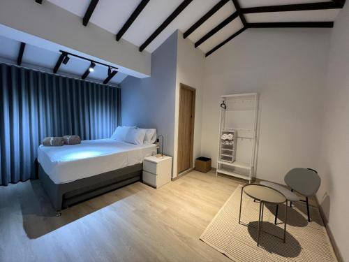 Stylish 5-BR Apartment in Medellín's Trendiest Spot, Walk Everywhere!