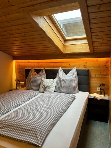 2 bedrooms, 3 beds
