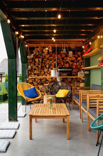 Slow Mountain Family Base - Spacious 2BR Apartment, 2 Bath, Sleeps 8 with Mountain View and Backyard in Ļiptovska Kokava