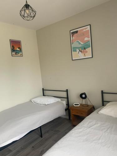 2 twin beds