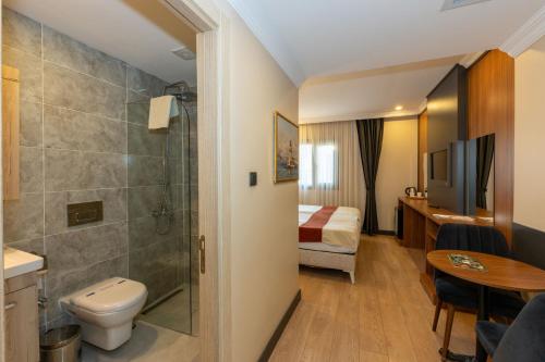 Double or Twin Room image 10