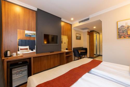 Double or Twin Room image 5