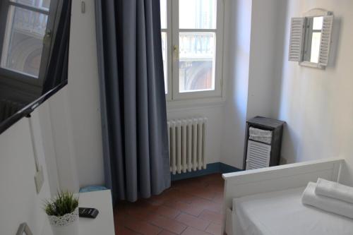 Single Room with Shared Bathroom image 10