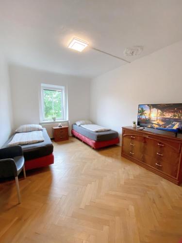 Royal Retreat Hostel - Steps from Schönbrunn Palace!!