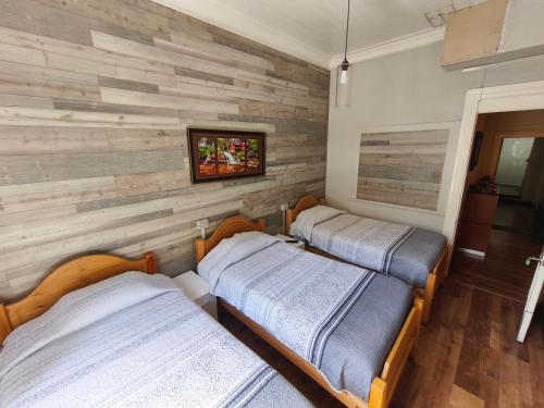 3 twin beds