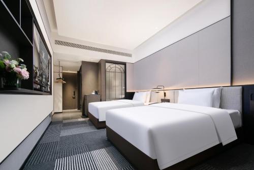 Madison Hotel Wuhan Jianghan Road Pedestrian Street – Wuhan, OH