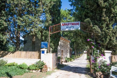  Apartments Kukin, Unterkunft in Pakoštane