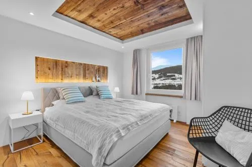 Perfekte Aussicht mit Poolbereich in Skiregion in Brigels, Schweiz