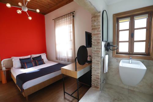 Deluxe Double Room image 2
