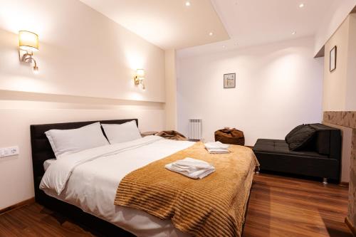 Apart Meidani - Stylish Old Town Apartment with Balcony & Synagogue View, Tiflis