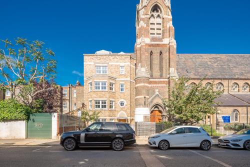 Gorgeous design 2 bed flat Barons Court Sleeps Six - image 13