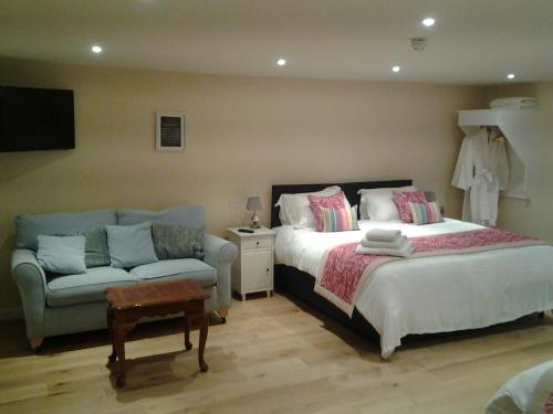1 king bed, 2 twin beds, 1 sofa bed