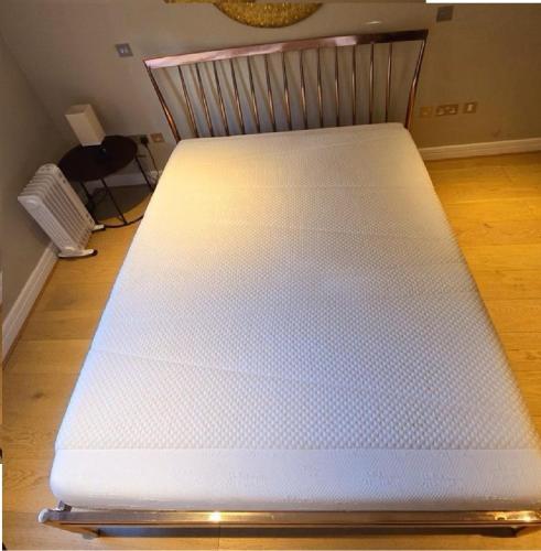 Gorgeous design 2 bed flat Barons Court Sleeps Six - image 14