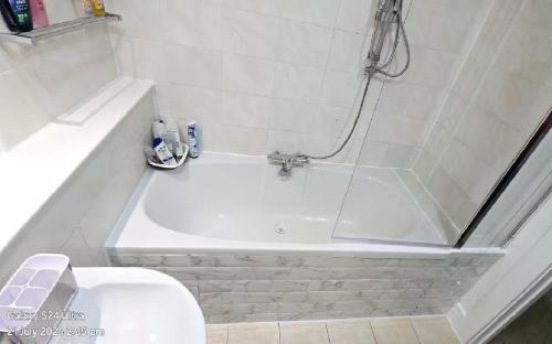 Gorgeous design 2 bed flat Barons Court Sleeps Six - image 4