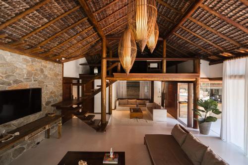 ห้องส่วนกลางสำหรับนั่งเล่น/ดูทีวี, Villa Cozy in อาร์ไรยัล ดาชูดา