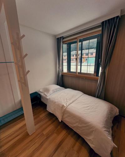 3 twin beds