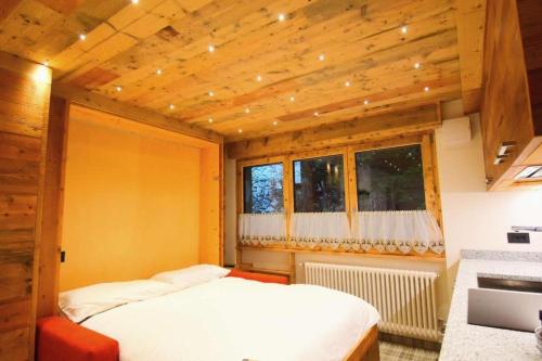 1 queen bed, 1 twin bed, 1 bunk bed