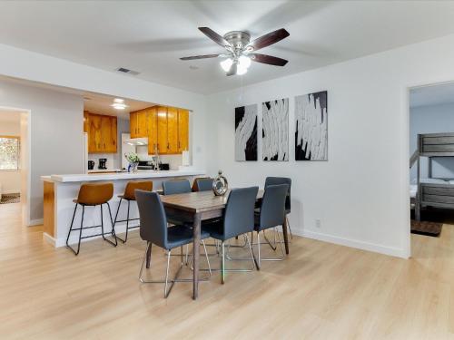 Kitchen, Modern 4 bedroom in San Fernando in Santa Clarita