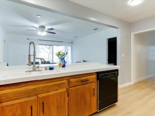 Kitchen, Modern 4 bedroom in San Fernando in Santa Clarita