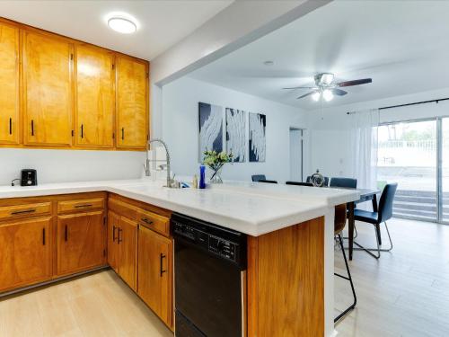 Kitchen, Modern 4 bedroom in San Fernando in Santa Clarita