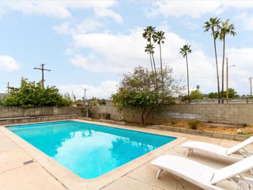 View, Modern 4 bedroom in San Fernando in Santa Clarita