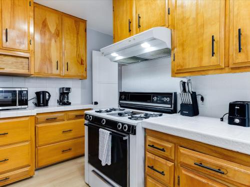 Kitchen, Modern 4 bedroom in San Fernando in Santa Clarita