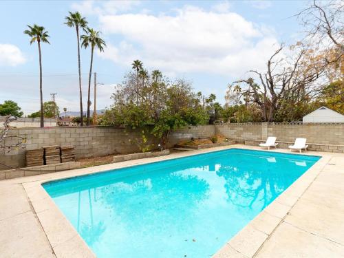 View, Modern 4 bedroom in San Fernando in Santa Clarita