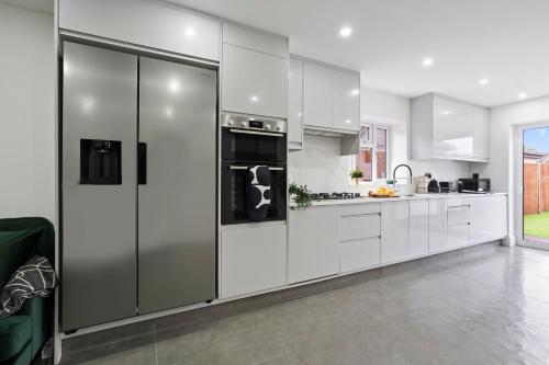 кухня, Beautiful Home, Free Parking For Large Groups Sleeps 10 Book Now! in Holbury and North Blackfield