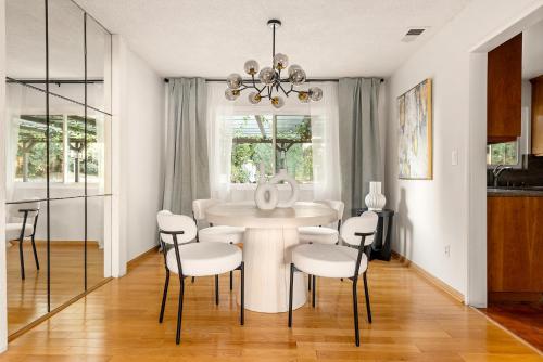 Adorable 4 bedroom home with Pool & more, Los Angeles (fotografie 5)