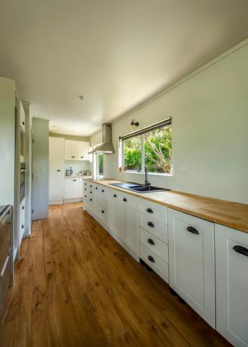 Kitchen, City Convenience & Rural Views in Nelson City in Washington Valley