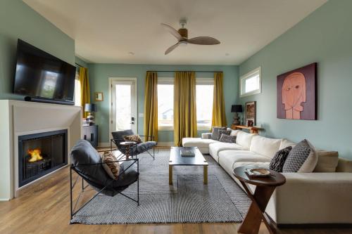 The Lyric - New Luxury Home, Rooftop with Firepit!