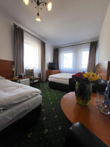 2 twin beds, 1 sofa bed
