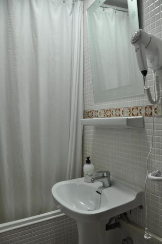 Hostal Ramón y Cajal - image 8