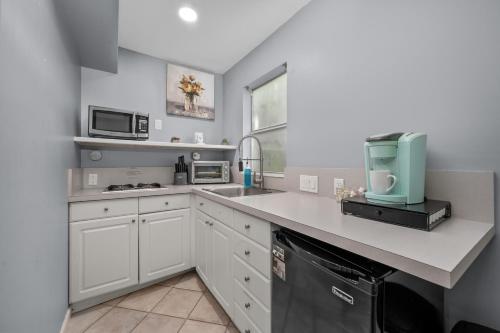 Charming Houston Studio Apt with Free Parking near The Music Box Theater