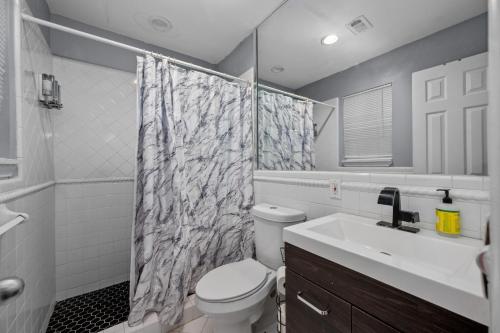 Charming Houston Studio Apt with Free Parking near The Music Box Theater