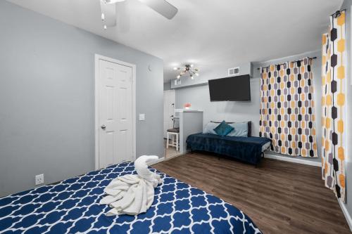 Charming Houston Studio Apt with Free Parking near The Music Box Theater