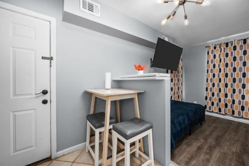 Charming Houston Studio Apt with Free Parking near The Music Box Theater