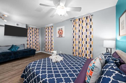Charming Houston Studio Apt with Free Parking near The Music Box Theater