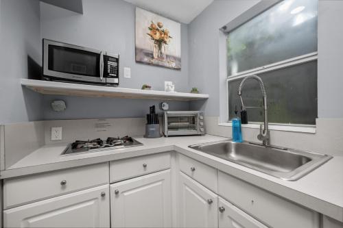 Charming Houston Studio Apt with Free Parking near The Music Box Theater
