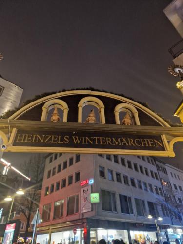 Zentrale Lage in der Nähe von der Uni ,Neumarkt und Köln Messe nur 5 Stationen, Colonia (foto 4)