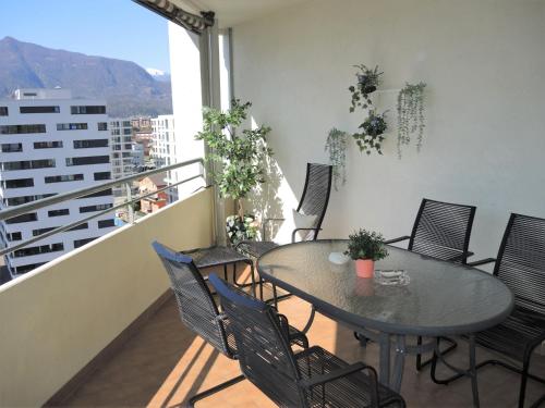 Apartment with Mountain View