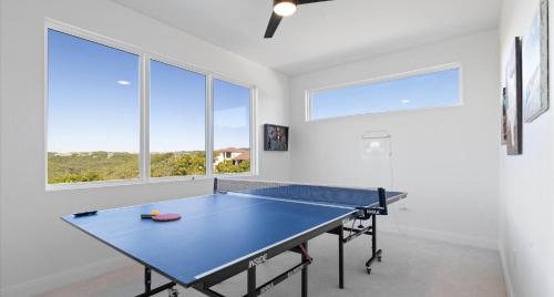 Lux New Build Resort Villa by Lake and Winery in South Jonestown Hills, USA