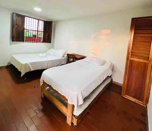 1 queen bed, 1 twin bed