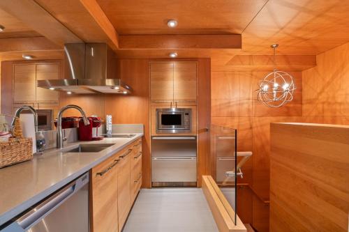 The Nest, Central, Luxury Unit, Free Parking in Whistler, Canada