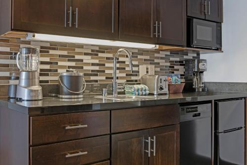 One-Bedroom Suite image 3