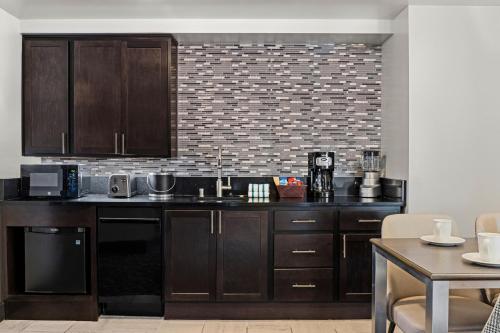One-Bedroom Suite image 7
