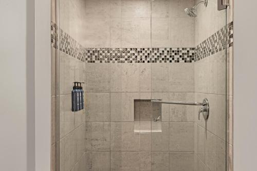 One-Bedroom Suite image 9